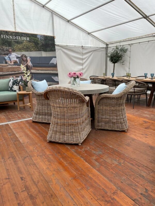 Bilbao Round Glass Reinforced concrete table & chairs - Image 3